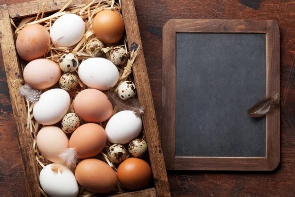 Hen and quail eggs — Stock Photo, Image
