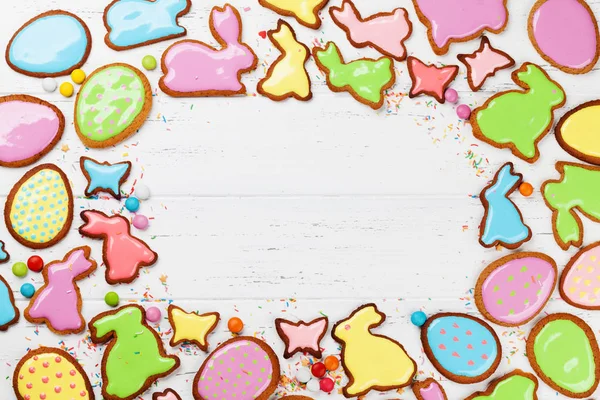 复活节贺卡与五颜六色的姜饼饼干 — 图库照片
