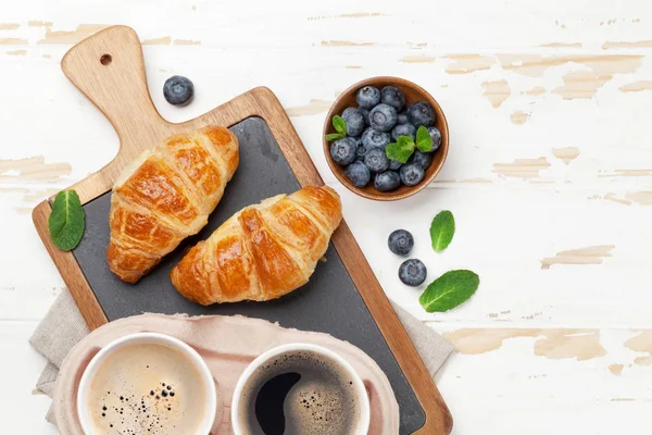 Caffè e croissant colazione — Foto Stock