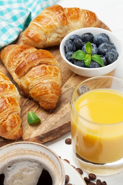 Сніданок з кавою, соком та круасанами — стокове фото