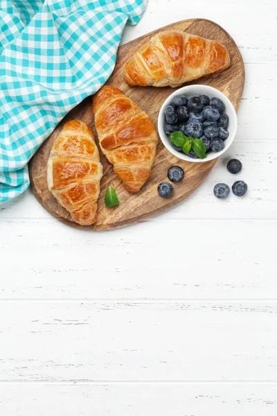 Färska croissanter och bär — Stockfoto