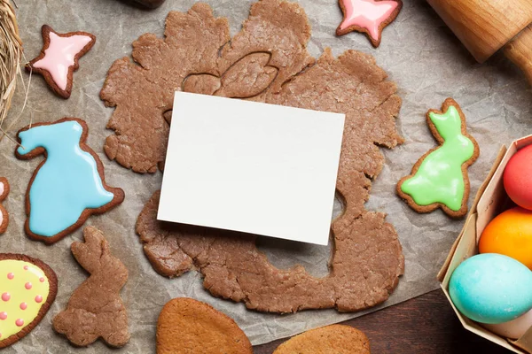 Pasen Wenskaart Met Peperkoek Cookies Kleurrijke Eieren Koken — Stockfoto