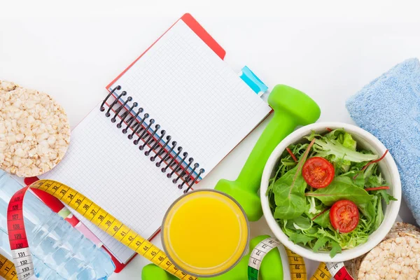 Mancuernas, cinta métrica, alimentos saludables y bloc de notas — Foto de Stock