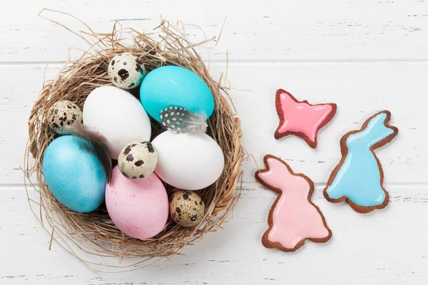 Easter gingerbread cookies and eggs — Stock Photo, Image
