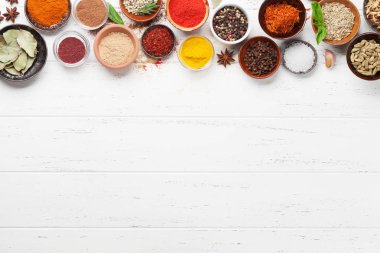 Baharatlar ve otlar ahşap arka plan üzerinde kaseler kümesi. Üstten Görünüm 