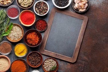 Baharatlar ve otlar ve ahşap arka plan kara tahta kase ayarlayın. Üstten Görünüm 