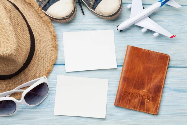 Viaje Conceito Fundo Férias Com Chapéu Sol Passaporte Com Brinquedos — Fotografia de Stock