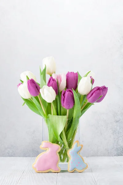 Tarjeta Felicitación Pascua Con Flores Tulipán Ramo Galletas Conejo Frente —  Fotos de Stock