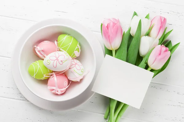 Velikonoční Blahopřání Tulipán Květy Barevné Velikonoční Vejce Míse Prázdnou Kartu — Stock fotografie