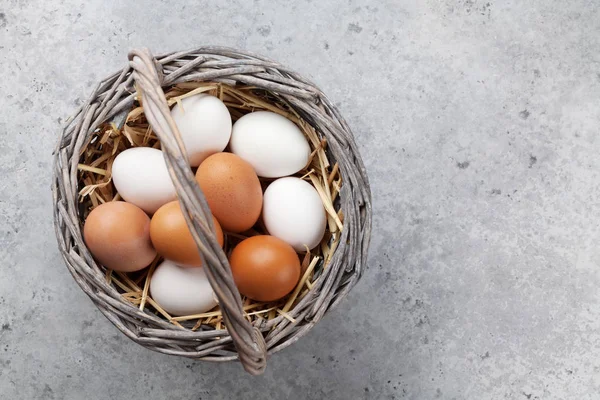 Tavuk Yumurta Taş Masada Sepette Paskalya Tebrik Kartı Üstten Görünüm — Stok fotoğraf