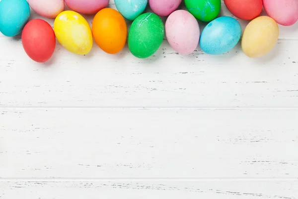 Cartão Páscoa Com Ovos Coloridos Mesa Madeira — Fotografia de Stock