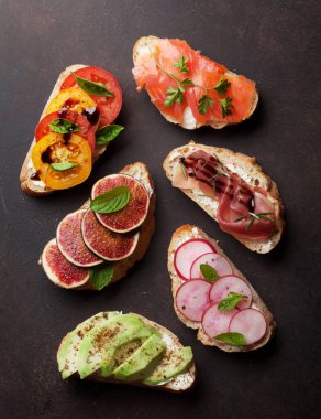 geleneksel İspanyolca tapas taş tablo kümesi. Üstten Görünüm 