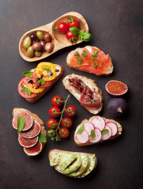 geleneksel İspanyolca tapas taş tablo kümesi. Üstten Görünüm 