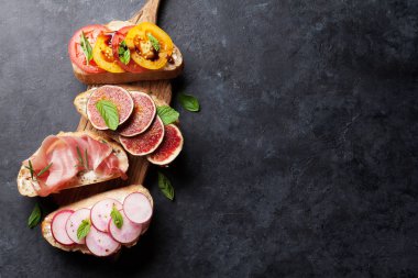 geleneksel İspanyolca tapas taş tablo kümesi ile ahşap tahta. Üstten Görünüm 