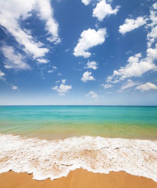 Yaz tropikal deniz ve kabarık beyaz bulutlar ile mavi gökyüzü. Mükemmel bir tatil kavramı 