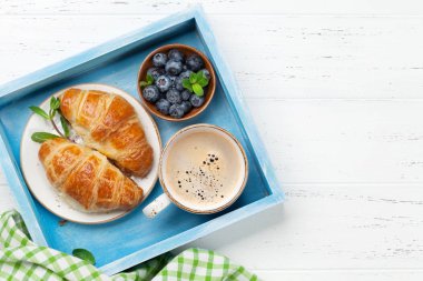 Kahve kruvasan ve ahşap masa üzerinde meyveleri. Üstten Görünüm, Kahvaltı konsepti 