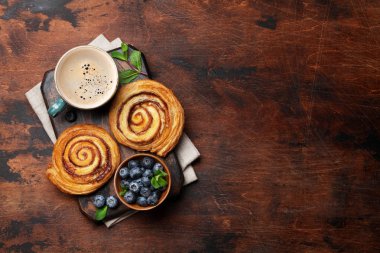 Kahve tarçın rulo ve ahşap masa üzerinde meyveleri. Üstten Görünüm, Kahvaltı konsepti 