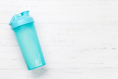 İçki şişesinde ahşap masa. Üstten Görünüm, Fitness ve sağlıklı gıda kavramı. 