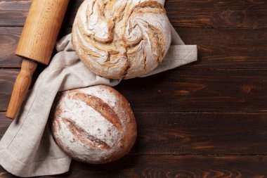 Ev yapımı ekmek üzerinde ahşap masa üzerinde oklava ile. Üstten Görünüm 