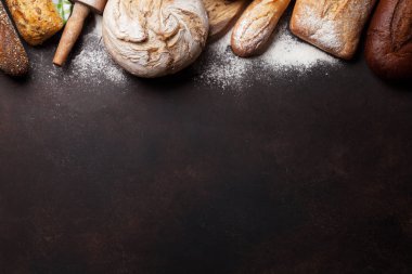 Çeşitli ekmek ve taş masada oklava ile buns. Üstten Görünüm 