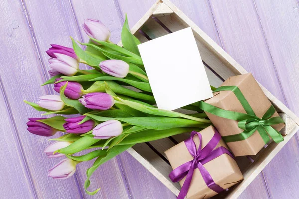 Ramo Tulipanes Púrpura Regalos Con Tarjeta Felicitación Blanco Caja Madera — Foto de Stock
