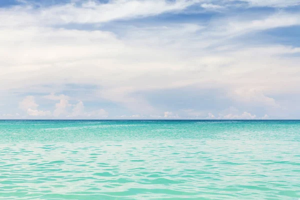 Letní Tropické Moře Modrá Obloha Načechrané Bílé Mraky Perfektní Dovolenou — Stock fotografie