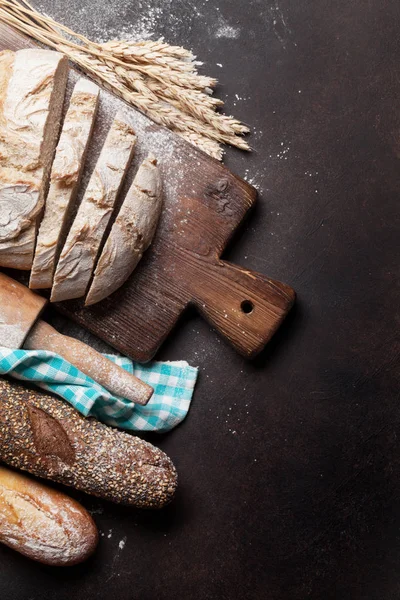 Pão Crocante Caseiro Com Placa Corte Madeira Rolo Pino Mesa — Fotografia de Stock