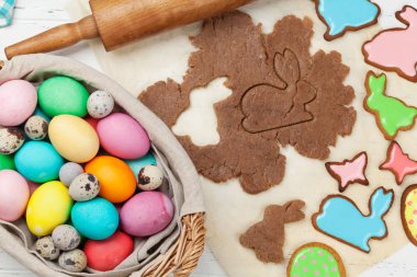 Gingerbread çerezleri ve renkli yumurta pişirme ile Paskalya tebrik kartı