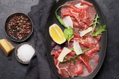 Mermer Dana carpaccio roka, limon ve Parmesan peyniri ile
