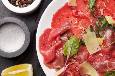 Mermer Dana carpaccio roka, limon ve Parmesan peyniri ile