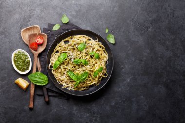 Spagetti makarna pesto sos, Parmesan peyniri ve taze fesleğen