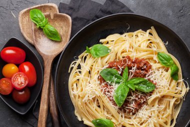 Spagetti bolognese makarna domates ve kıyma sos, Parmesan peyniri ve taze fesleğen