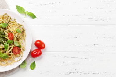 Spagetti makarna pesto sos, Parmesan peyniri ve taze fesleğen