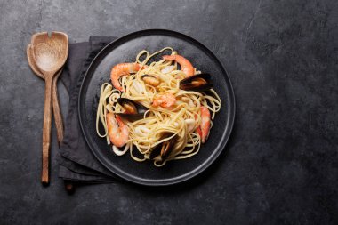 Spagetti deniz ürünleri makarna midye ve karides taş zemin üzerine