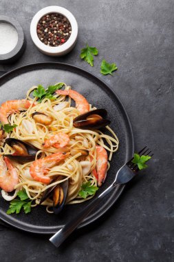 Spagetti deniz ürünleri makarna midye ve karides taş zemin üzerine