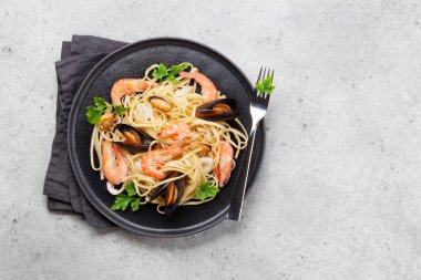 Spagetti deniz ürünleri makarna midye ve karides taş zemin üzerine