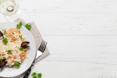 Lezzetli deniz ürünleri risotto karides, karides, midye ile Parmesan peynir ve maydanoz ile giyinmiş