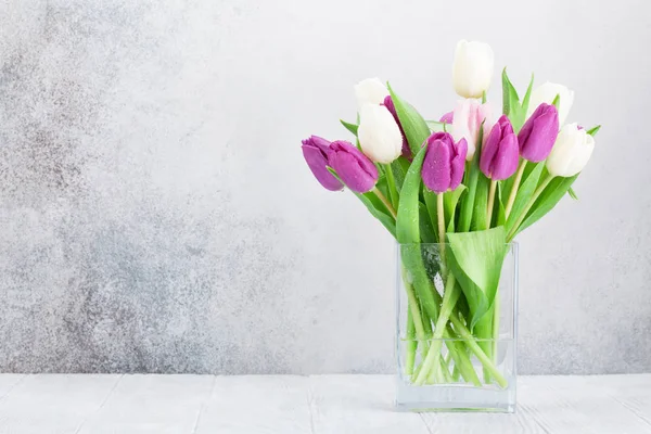 Carte Vœux Pâques Avec Bouquet Fleurs Tulipes Sur Fond Béton — Photo