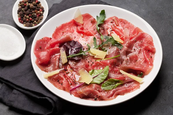 Gemarmerde Rundercarpaccio Met Rucola Citroen Parmezaanse Kaas — Stockfoto