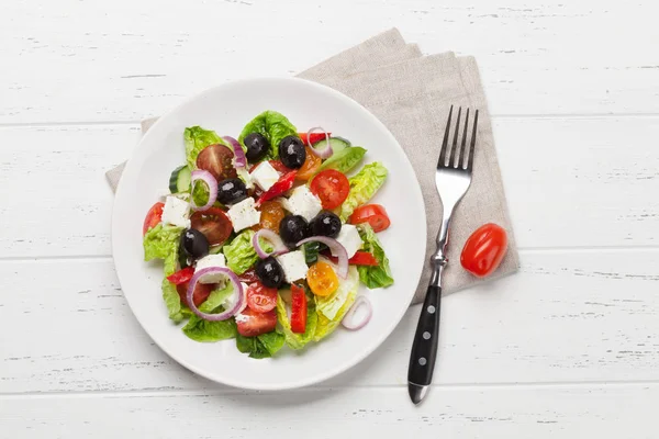 Salada Grega Com Pepinos Tomates Pimenta Alface Cebola Queijo Feta — Fotografia de Stock