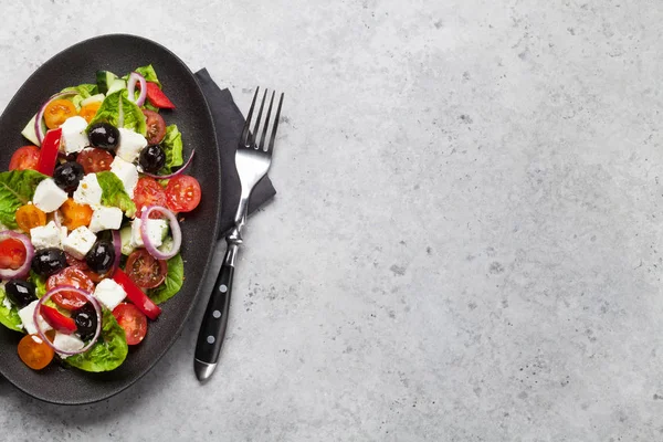 Ensalada Griega Con Pepinos Tomates Pimienta Lechuga Cebolla Queso Feta —  Fotos de Stock