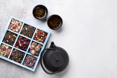 çay, otlar ve taş zemin üzerine çay baharat çeşitleri