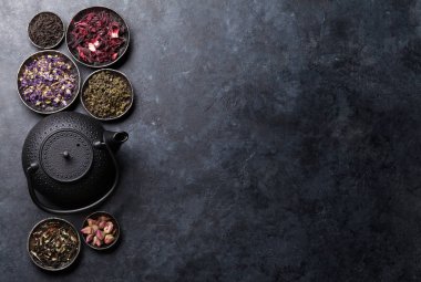 çay, otlar ve taş zemin üzerine çay baharat çeşitleri