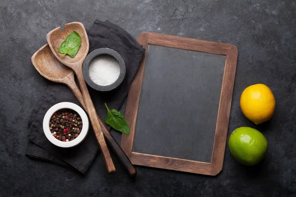 Utensili Cucina Legno Condimenti Spezie Tavolo Cucina Pietra Con Lavagna — Foto Stock