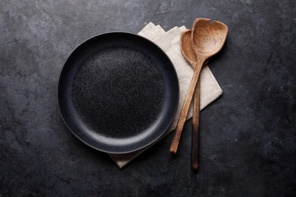 Cooking Wooden Utensils Empty Plate Dark Stone Background — Stock Photo, Image