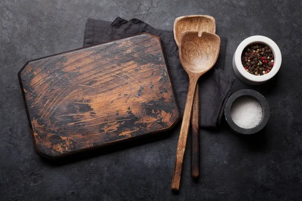 Cocinar Utensilios Madera Tabla Cortar Especias Sobre Fondo Piedra Oscura —  Fotos de Stock