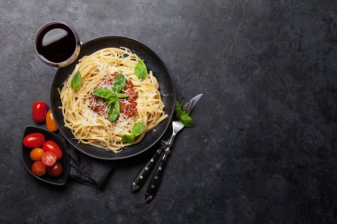 Spagetti bolognese makarna kıyma sos, parmesan peyniri ve taze fesleğen yaprakları ile