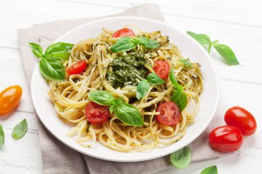 Spagetti makarna pesto sos, domates, kaşar peyniri ve taze fesleğen yaprakları