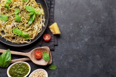 Spagetti makarna pesto sos, parmesan peyniri ve taze fesleğen yaprakları ile