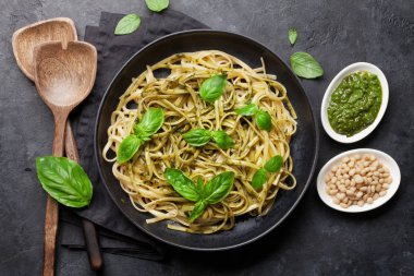 Spagetti makarna pesto sos, parmesan peyniri ve taze fesleğen yaprakları ile
